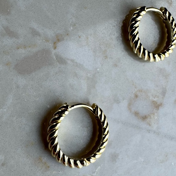 NWOT Goop Cable Huggie Earrings - Picture 4 of 6